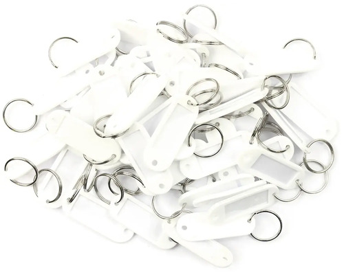 Hromada bielych kľúčeniek s kovovými krúžkami