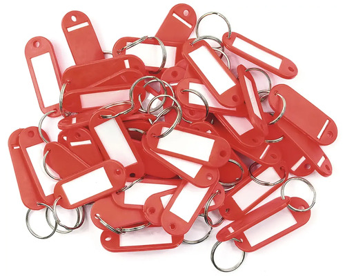 Veľa červených kľúčeniek s popisovacím poľom a krúžkom na kľúče