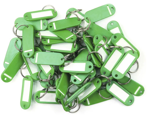 Hromada zelených plastových kľúčeniek s popisovateľným štítkom