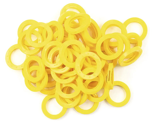 Žlté tesniace krúžky v hromade pre sanitárne použitie
