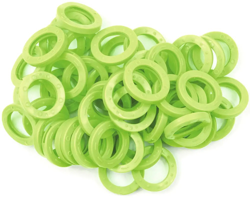 Veľa zelených plastových krúžkov na závesy