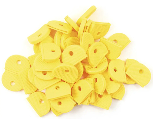 Žlté krytky kľúčov v hromade