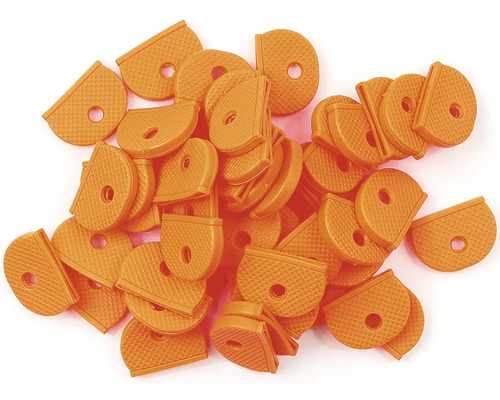 Veľa plastových príveskov na kľúče na kope