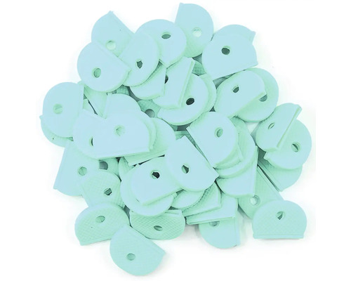 Niekoľko plastových klinov s otvorom