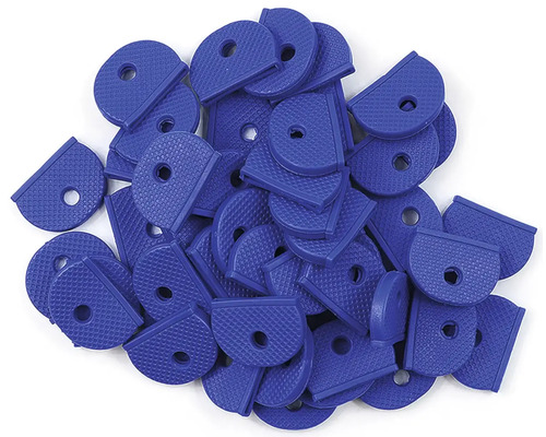 Rôzne modré krytky kľúčov na kope