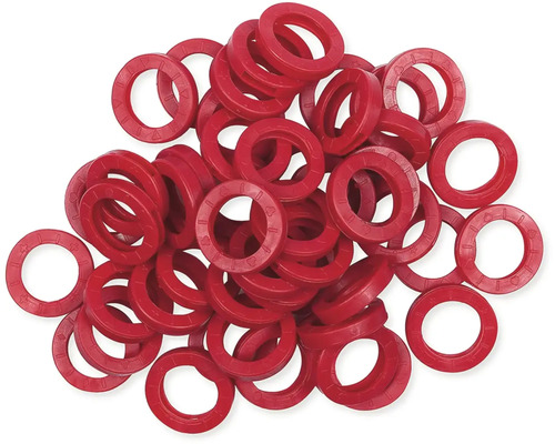 Veľa červených plastových žetónov