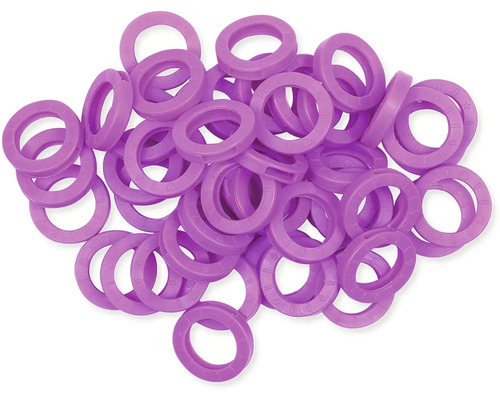 Niekoľko fialových tesniacich krúžkov na hromade.