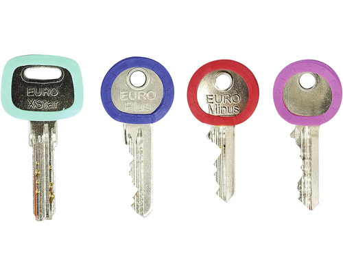 Rôzne kľúče s farebným označením pre identifikáciu uzamykacích systémov