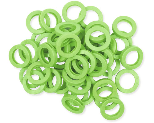 Detail zelených plastových očiek