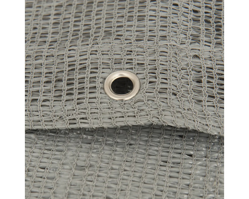 Detailný záber šedej slnečnej siete s očkom.