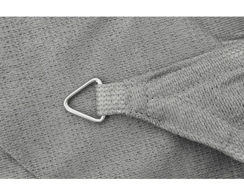 Detailný pohľad na slnečnú plachtu s upevňovacím krúžkom