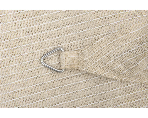 Detailný záber slnečnej plachty s kovovým krúžkom na upevnenie