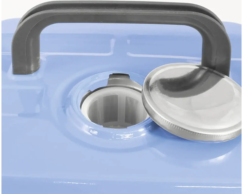 Detailný pohľad na kanister s otvoreným uzáverom a držadlom