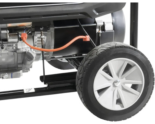 Detailný pohľad na elektrocentrálu s kolieskami pre jednoduchú prepravu