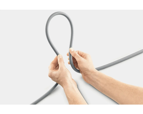 Osoba ohýba sivú hadicu do slučky.