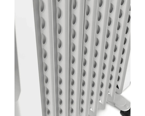 Detailný pohľad na olejový radiátor s vykurovacími rebrami a výrezmi pre lepšiu distribúciu tepla