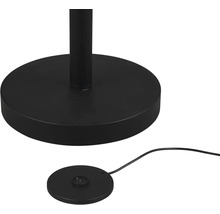 Detail čierneho podstavca lampy s napájacím káblom