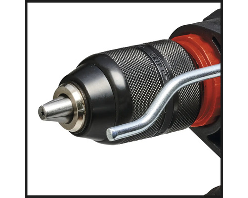 Detailný záber vŕtacej hlavy s vrtákom a kľúčom