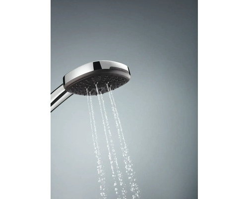 Sprchová hlavica s vodným lúčom v prevádzke