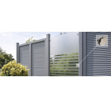 Záhradný plot s lamelami a skleneným prvkom