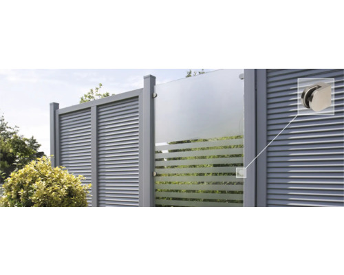 Záhradný plot s lamelami a skleneným prvkom