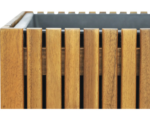 Detailný pohľad na kvetináč z drevených lamiel