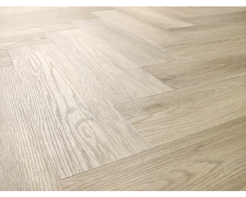 Svetlá drevená podlaha s rybím vzorom