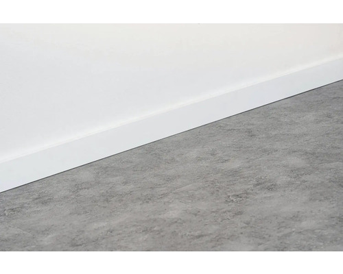 Scéna so soklovou lištou a podlahou