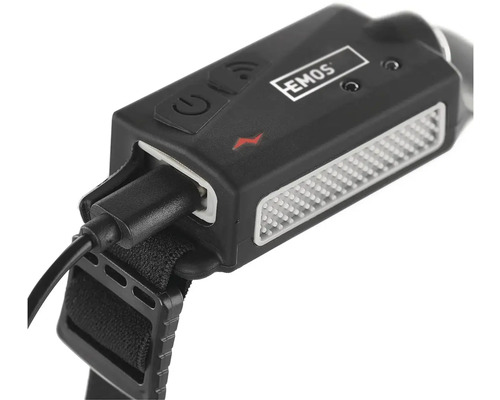 Detailný pohľad na nabíjaciu čelovku značky Emos s USB káblom