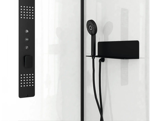 Sprchový panel s ručnou sprchou a policou v sprchovacom kúte.