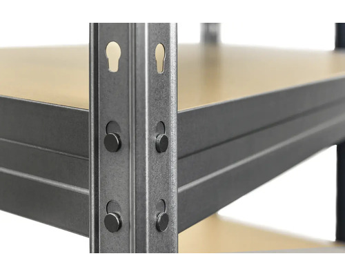 Detail kovového regálu s drevenými policami