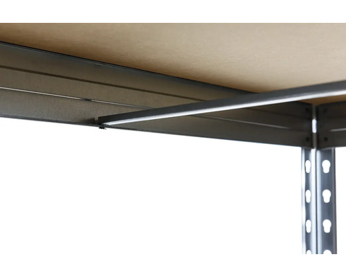 Detail kovového regálu s drevenou policou