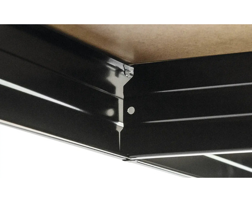 Detail kovového regálu s drevenou doskou