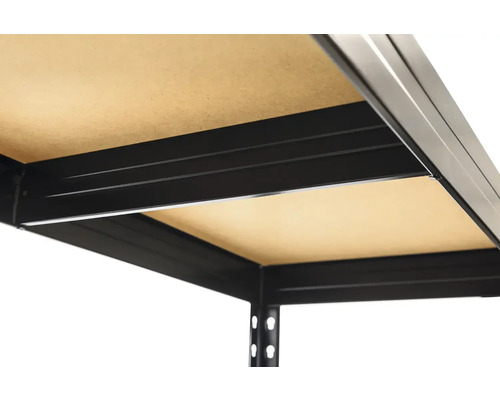 Detailný pohľad na čierny kovový regál s drevenými policami