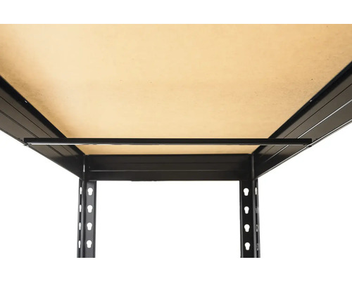 Detail kovového regálu s drevenou policou