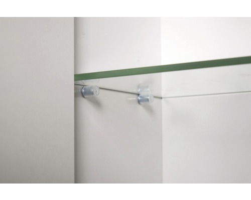 Sklenená polica s držiakmi v skrini