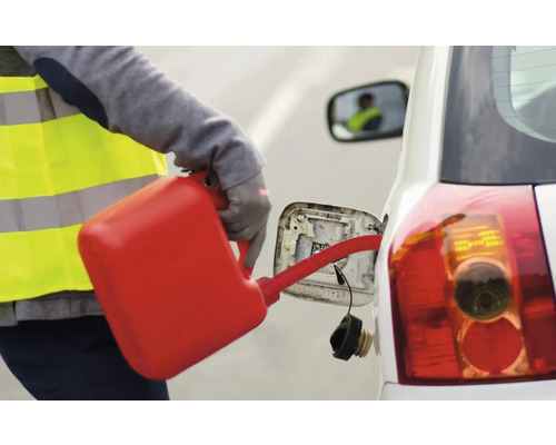 Osoba plní palivo do auta pomocou kanistra na palivo.