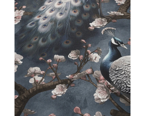 Dekoratívna látka so vzorom pávov a kvetinovými motívmi.