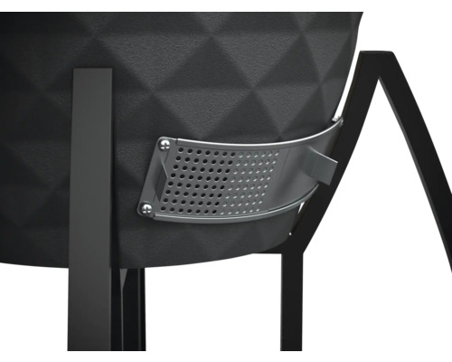 Detailný pohľad na čierny kvetináč s kovovým držiakom