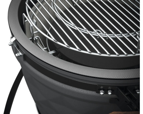 Detailný pohľad na gril s grilovacím roštom