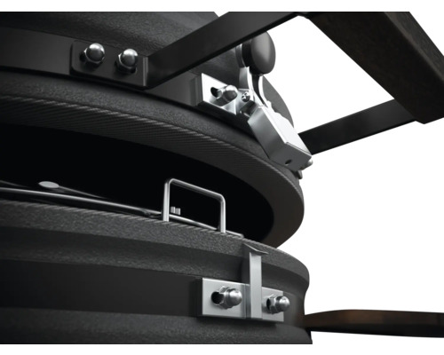 Detailný pohľad na guľový gril s rukoväťou a uzamykacím mechanizmom