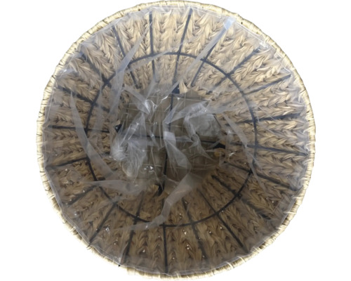 Pohľad zhora na okrúhly kvetináč z pleteného materiálu s plastovou vložkou