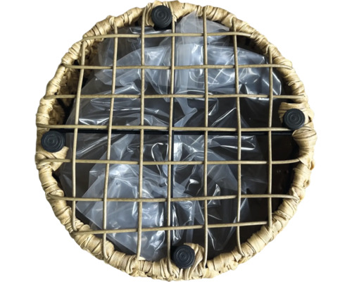 Okrúhly kvetináč s kovovou vložkou a plastovou fóliou