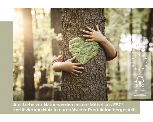 Dieťa objíma strom s machovým srdcom a pečaťou FSC.