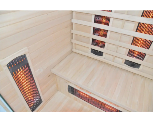 Vnútorný pohľad na infračervenú saunu s drevenými lavicami a vykurovacími panelmi