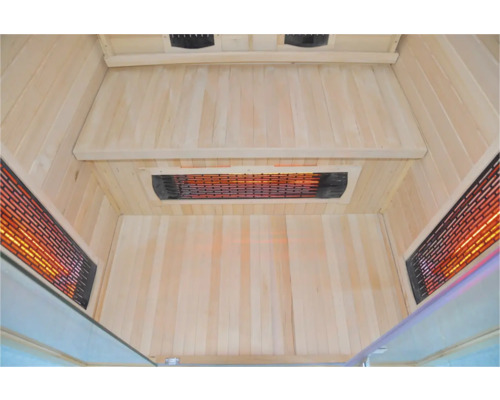 Interiér sauny s dreveným obkladom a vykurovacími žiaričmi