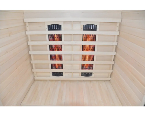 Vnútorný pohľad na infračervenú saunu s dreveným obkladom a vykurovacími telesami