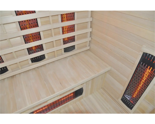 Interiér sauny s drevenými lavicami a infračervenými žiaričmi