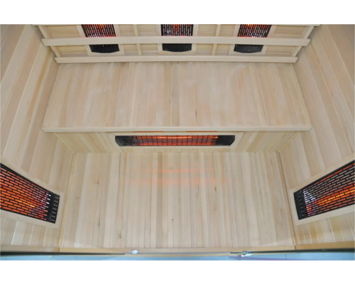 Vnútorný pohľad na saunu s infračervenými žiaričmi a dreveným obložením