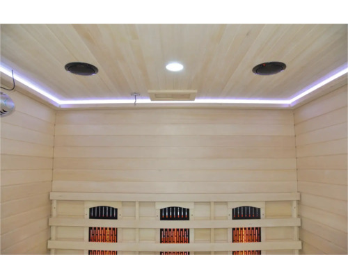Vnútorný pohľad na saunu s dreveným obložením, osvetlením a vykurovacími prvkami